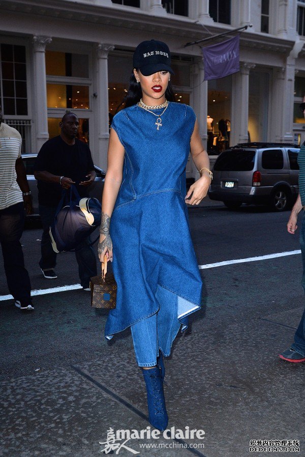 ٹȣRihannasloganñ֣ţȹƴɫţп㣬ŲManolo BlahnikţʵϵѥLouis Vuitton X Frank Gehry Twisted BoxС