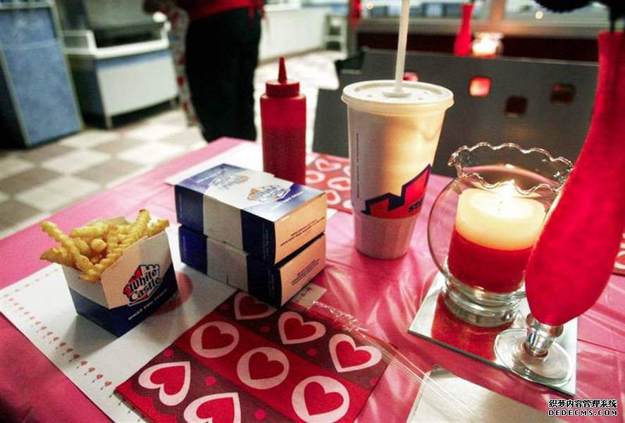 Lovers-choose-sliders-fries-for-romantic-chow-2