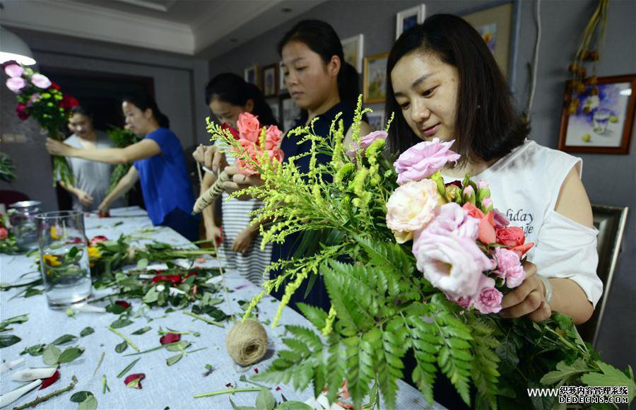 Women learn to make floral arrangement ahead of Qixi Festival
