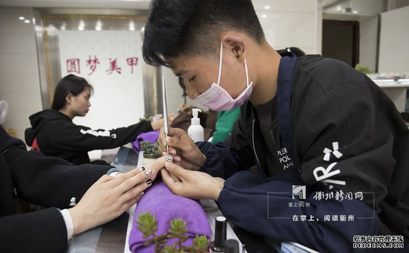 绽放在指尖的梦想