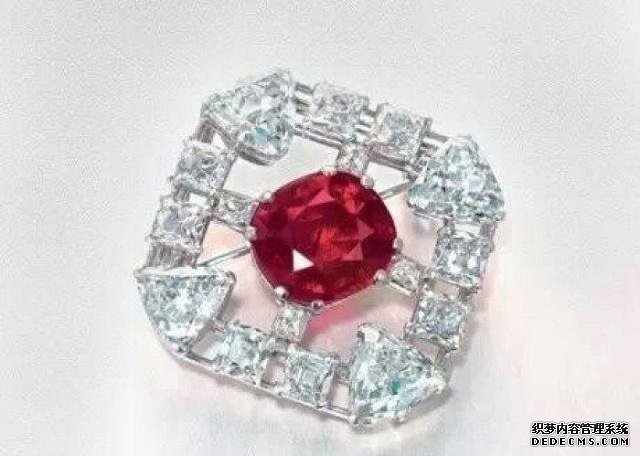 李嘉欣的这枚婚戒,镶嵌8克拉的枕形鸽子蛋,极度奢华