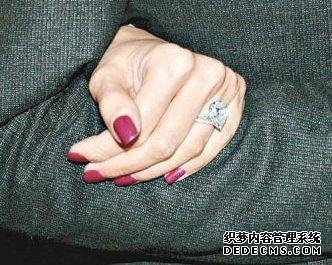 李嘉欣的这枚婚戒,镶嵌8克拉的枕形鸽子蛋,极度奢华