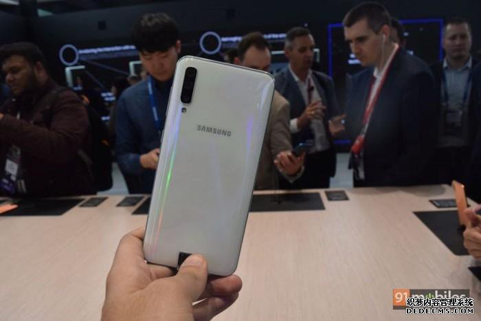 Galaxy A60ҳϷ˽ع⣺4500mAh