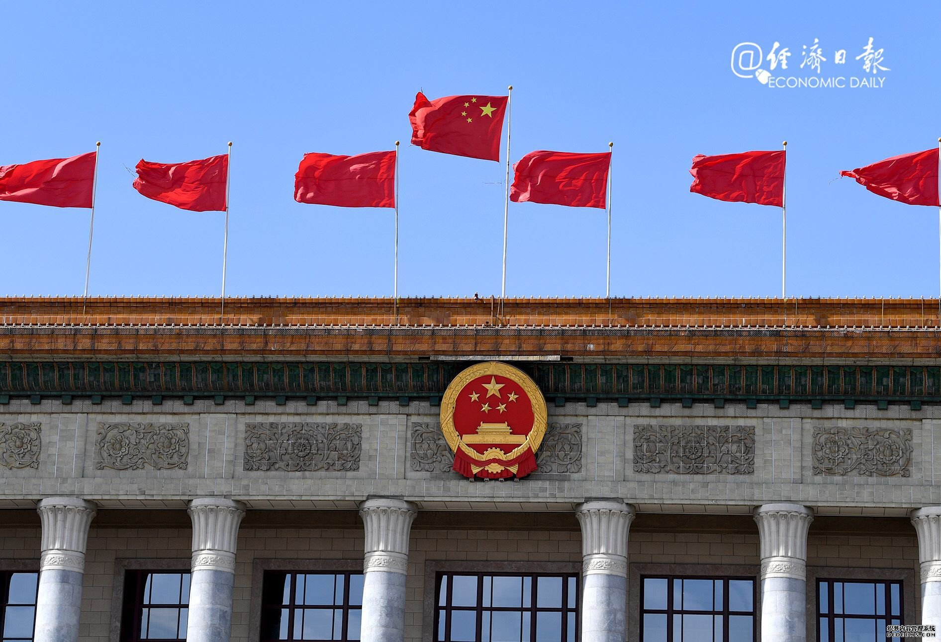 政府工作报告起草组负责人解读报告:上接天线,下接地气