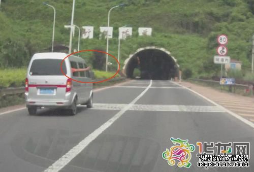 高速路上扔矿泉水瓶险伤人 行车记录仪全拍下(图)