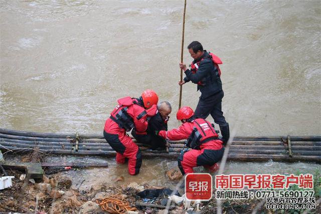 暴雨突袭桂林一男子被困孤岛 消防人员成功营救