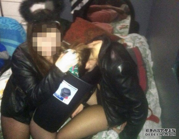美高中生群聚裸体喝酒狂欢引网友关注