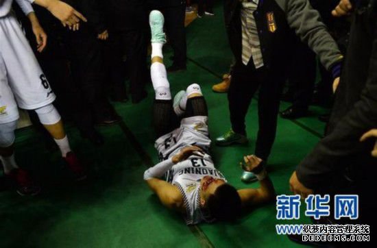 飞来横祸!郭艾伦被主场球迷BT页游砸伤 流血倒地