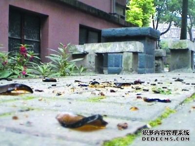 小区内接连“天降”啤酒瓶 警方已介入调查