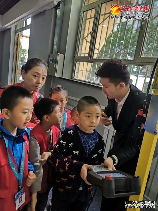 新疆首个机器人科普教育基地揭牌
