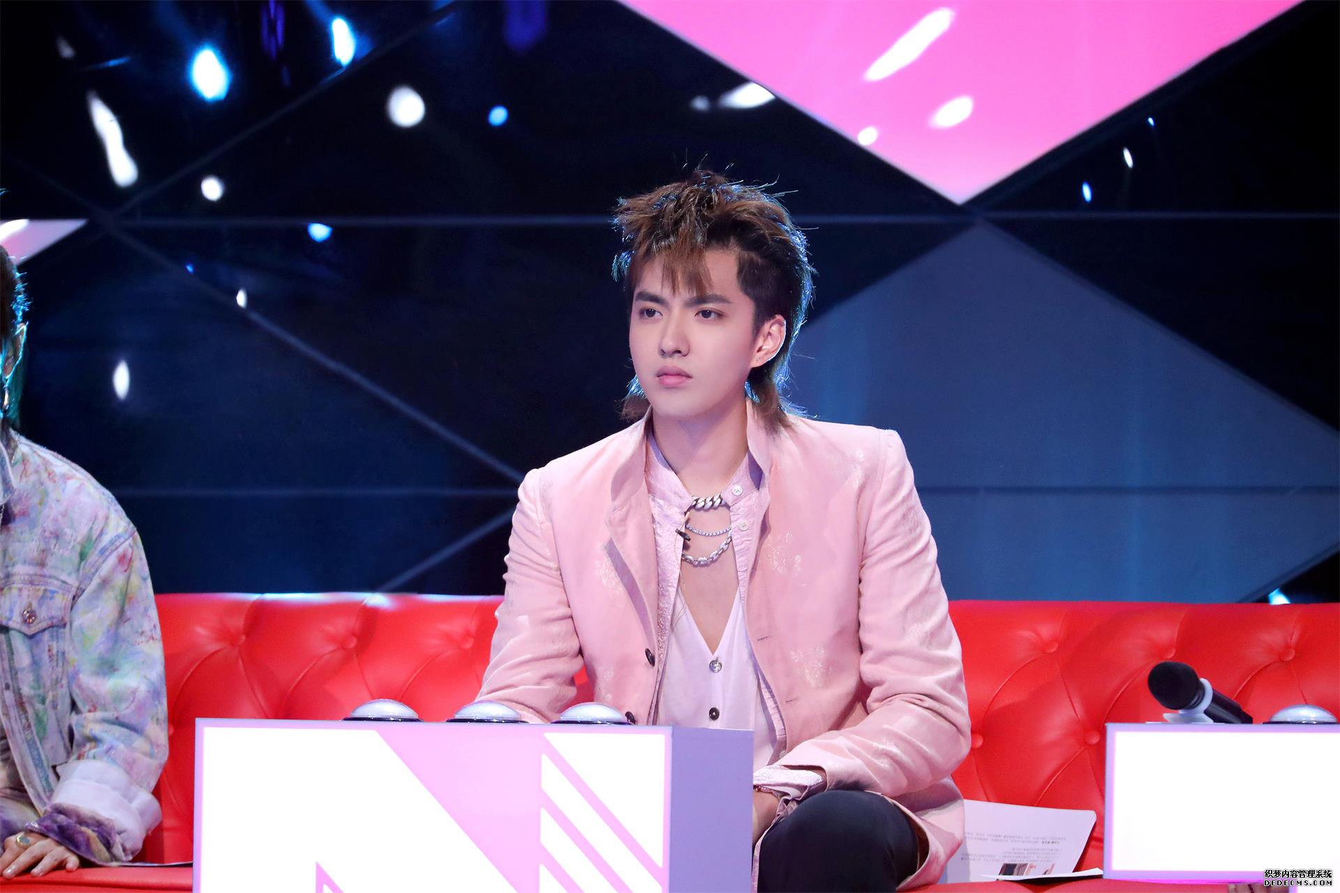 《下一站传奇》选手引宋茜周笔畅齐模仿 吴亦凡:距离产生美