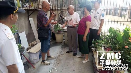 老人建私人花园 楼上住户频频向下扔杂物