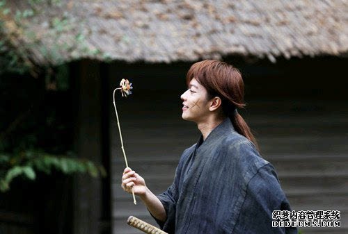 佐藤健浪客剑心真人网页游戏私服推荐版剧照公开 佐藤健一袭红衣获好评