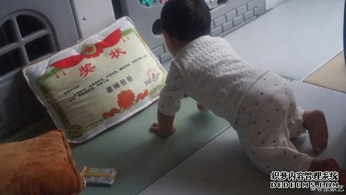 张歆艺晒宝宝爬行照 BT网页游戏私服“最棒爸爸奖状”抱枕出镜逗笑网友