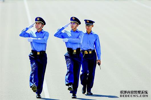 两位将军领队的教员是位连长 晚上还会自己加练