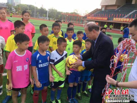 新任香港足球总会主席贝钧奇（黑衣者）亲自率队出战 岳冠莲 摄